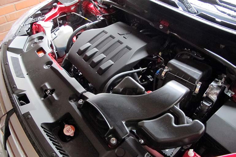 Mitsubishin uusi 1,5-litrainen bensiinimoottori on syvällä katumaasturin moottoritilassa ja pääosin suojakannen alla näkymättömissä. 