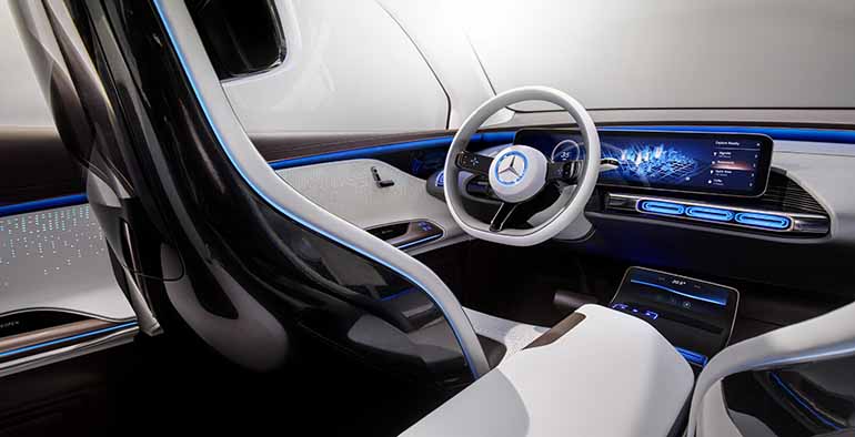 Mercedes-Benzin designajattelun mukaan autojen sisätiloista tulee kolmas elinympäristö kodin ja työpaikan rinnalle. Matkustamot muotoillaan innostaviksi hyvää oloa tuottaviksi ympäristöiksi. Kuvassa EQ-sähköauton prototyypin ohjaamo. 