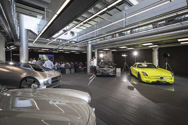 Mercedes-Benzin Sindelfingenin muotoilukeskuksen aulassa oli designluomuksia toimittajia vastaanottamassa.