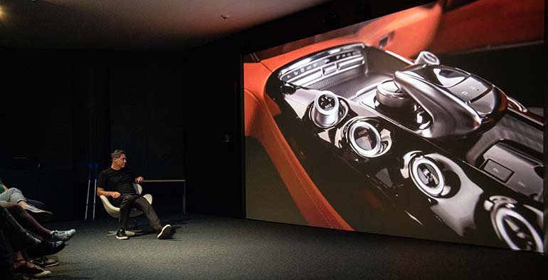 Muotoilujohtaja Gorden Wagener istui esittelemässä Mercedes-Benzin designereiden visioita. 