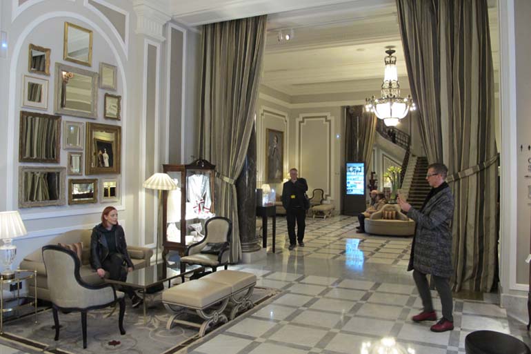 Muista maista tulleet bloggarit kuvailivat toisiaan María Cristina -hotellin aulassa.