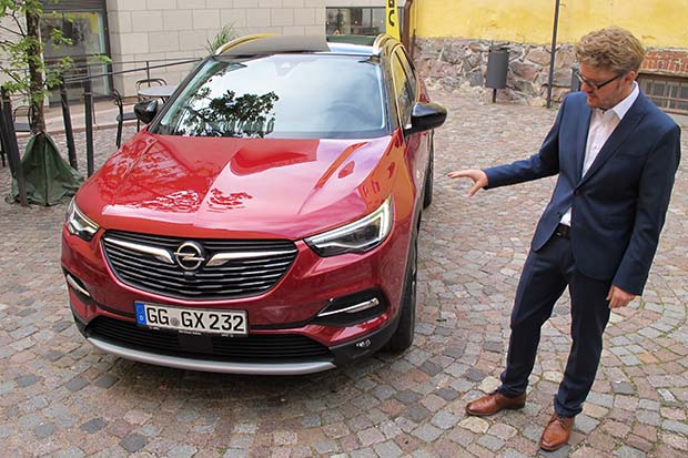 Opel Grandland X:n amerikkalaissyntyinen designer Richard Duff kävi viime kesänä Suomessa kertomassa uuden mallin muotoilufilosofiasta, jonka vanhimmat elementit ovat isosta Kapitän-mallista vuosikymmenien takaa.