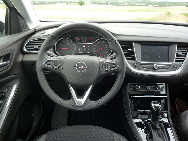 Opel Grandlandin ohjaamo on kuskin mieleen: selkeä mittaristo ja tuhti ohjauspyörä.