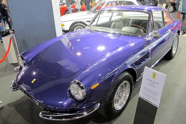 Kyltin mukaan ”semi conservato” Ferrari 330 GTC herätti huomiota Viola-metallivärillään. Kyseistä automallia on aikoinaan tehty vain kaksi kappaletta tällä Ferrarin värillä numero 2.443.412.