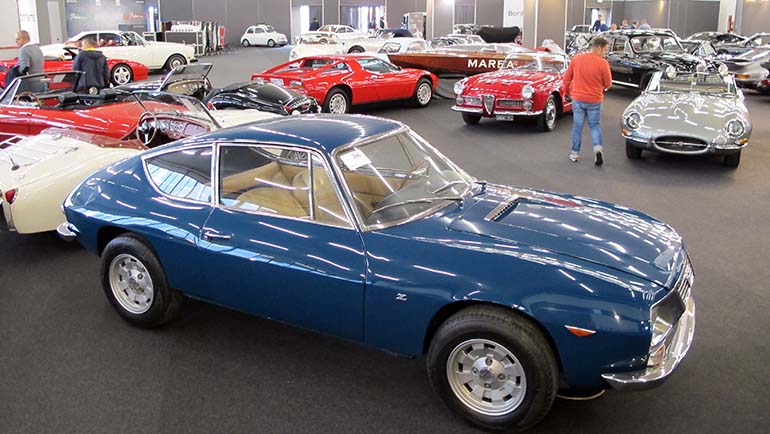 Bonhamsin huutokaupassa oli tarjolla kuutisenkymmentä autoa. Etualalla oleva Lancia Fulvia Zagato Coupén hinta jäi 34 000 euroon, hieman alle hyvin epämääräisen 35 000–55 000 euron estimaatin