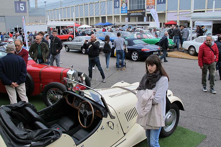 Padovan Fiera-messualueella pihatkin ovat täynnä myytävänä olevia klassikkoautoja.