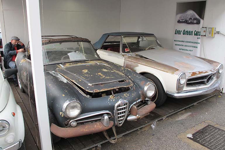 Latolöytökuntoisista Alfa Romeo Giulietta Spiderista ja Pagoda-Mercedeksestä pyydettiin hämmästyttävän kovia hintoja: 35 000 euroa Alfasta ja 45 000 euroa Mercedes-Benzistä.