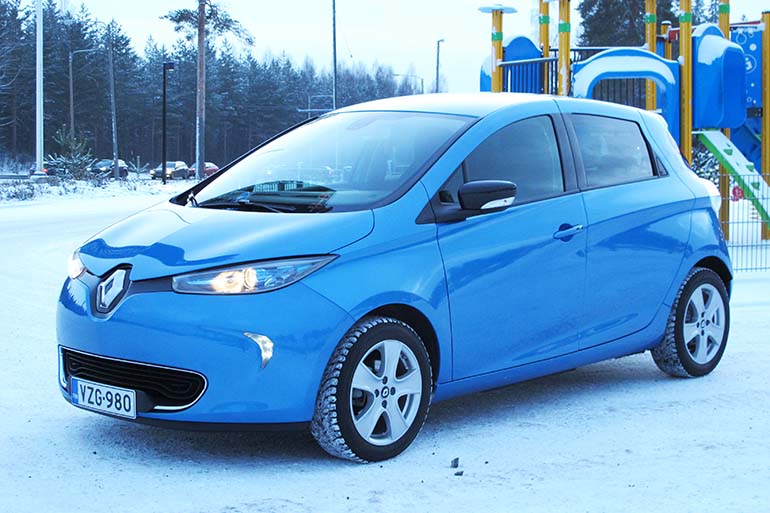 Renault Zoe on 11,4 senttiä valmistajan saman kokoluokan Clio-mallia korkeampi. Koeajoauton Foudre-sininen metalliväri sopii Zoen linjoihin hyvin ja lopputulos on raikas.