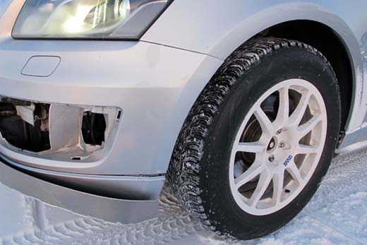 Hakkapeliitta R3 SUV -renkaasta kokeiltavana oli koko 235/60 R 18. Maltillisella 60-sarjan profiilillakin R3 SUV on erittäin vakaa ajettava. Joku ulkomaalainen toimittaja oli jo ehtinyt kolhia Audi Q5:n etukulmaa.