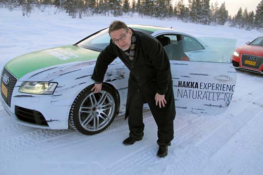 Kitkarenkaan kumiseoksen pehmeyden voi tuntea sorminkin. Pakkanenkaan ei koveta hyvää Pohjolan oloihin tehtyä rengasta koppuraksi. 
