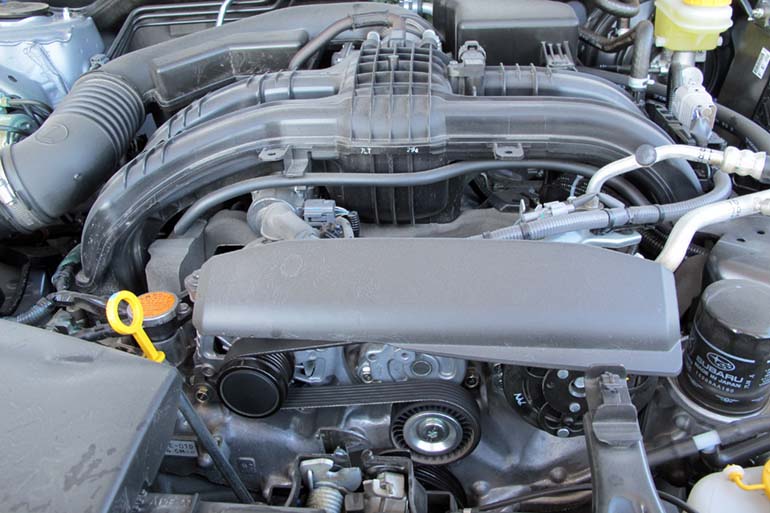 Subarun makaavasylinterinen vastaiskumoottori on hyvin esillä Imprezan konepellin alla. Uudistettu moottori on edeltäjäänsä kevyempi ja taloudellisempi. 