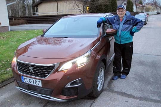 Monista nykyautojen avustimista on apua ja iloa, kun niiden käyttöön on totutellut. Kahdeksankymppinen Terho Partanen on tyytyväinen uuteen Peugeot 3008:aan.