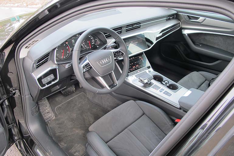 Audi A6:n ohjaamo on matala ja niin on oviaukkokin. Hallintalaitteet ovat hyvässä järjestyksessä ja koeajoautossa olleissa urheiluistuimissa on monipuoliset säädöt. 