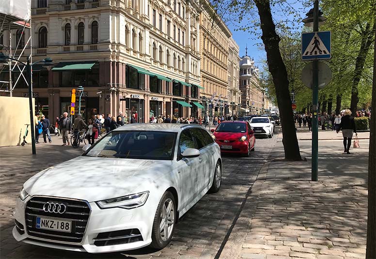 Autoja ajaa Esplanadilla Helsingissä