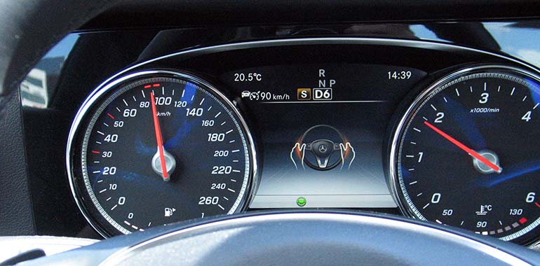 Ajoavustinpaketilla varustetulla E-mallin Mercedes-Benzillä saattoi sen koeajossa vuonna 2016 ajaa jopa kymmeniä kilometrejä ohjauspyörää kääntämättä. Mittaristoon ilmestyvä kuva vaati vain koskettamaan rattia. Nyt ajoavustimien kehitys on kulkemassa väärään suuntaan.