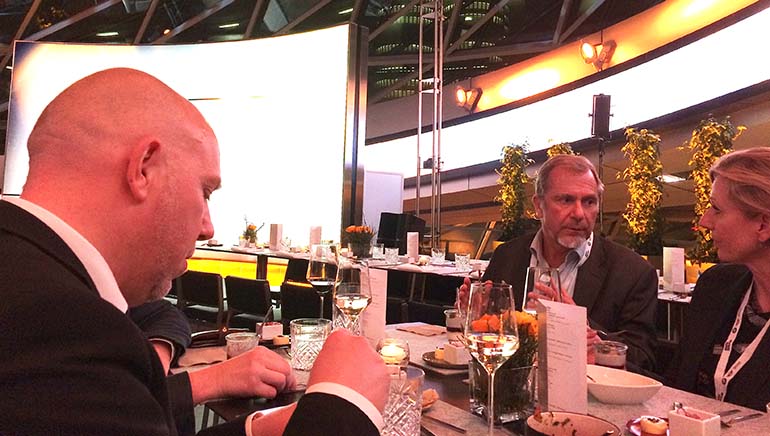 BMW Annual Accounts Press Conferencea edeltänyt vapaamuotoinen illallinen nautittiin BMW Welt Doppelkegelissä. Vasemmalla BMW Groupin Pohjois-Euroopan yritysviestinnän vetäjä, ruotsalainen Oskar Södergren.