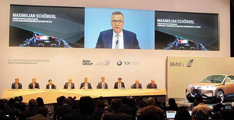 BMW Groupin yritysviestinnästä vastaava johtaja Maximilian Schöberl toimi pressikonferenssin puheenjohtajana. 