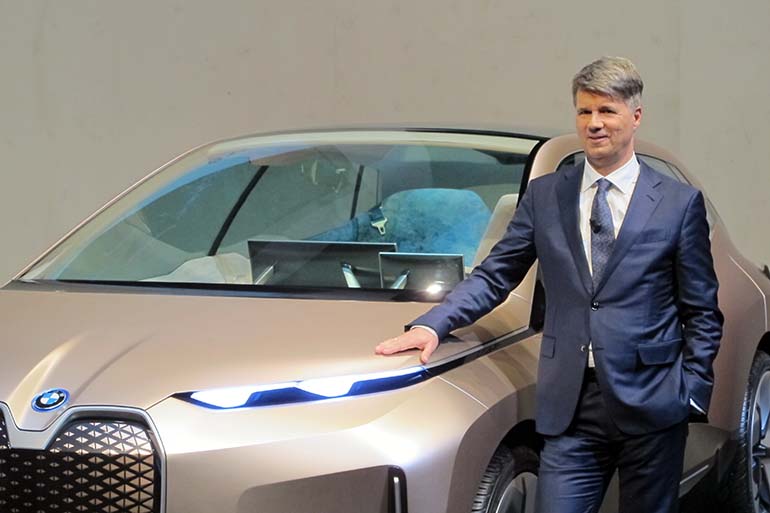 BMW Groupin pääjohtaja Harald Krüger asettautui kuvaajien toivomuksesta kuvattavaksi vuonna 2021 markkinoille tulevan iNEXTin viereen. ”Niin kuin jokainen sähköautolla ajanut voi kertoa: e-mobility on hauskaa”, Krüger totesi puheessaan.