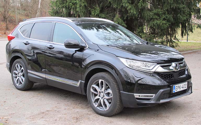 Avattava lasikatto ja 19 tuuman vanteet kuuluvat Executive-varusteisen Honda CR-V:n varustukseen. CR-V:n keulasäleikkö sulkeutuu aerodynamiikan parantamiseksi ja polttoaineen kulutuksen vähentämiseksi, kun jäähdytystarvetta sen kautta ei ole.
