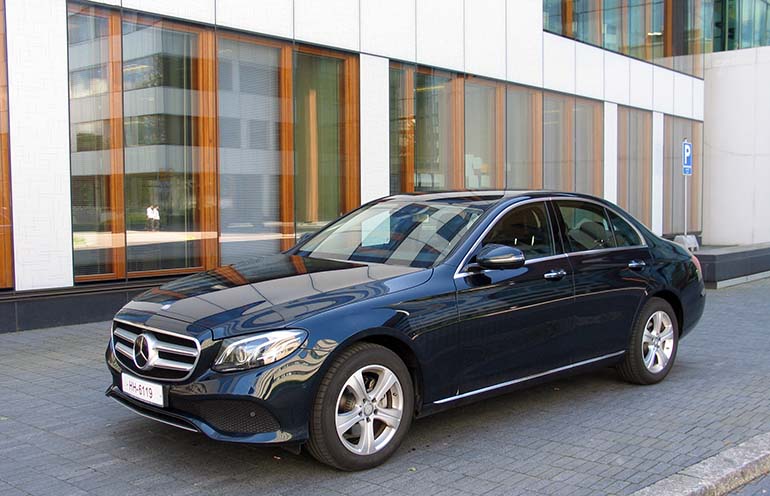 Kahden Mercedes-Benzin mallin huoltojen hinnat 175 000 kilometriin asti. Kummassakin mallissa on kyseisellä matkalla vain yksi peruskustannukseltaan yli tuhannen euron huolto. Vertailun vuoksi: AD-ketjuun kuuluvan espoolaisen HS-Autopalvelun hinta esimerkiksi CLA:n 100 000 kilometrin huollolle on 520 euroa ja E-Mercedekselle 365 euroa.