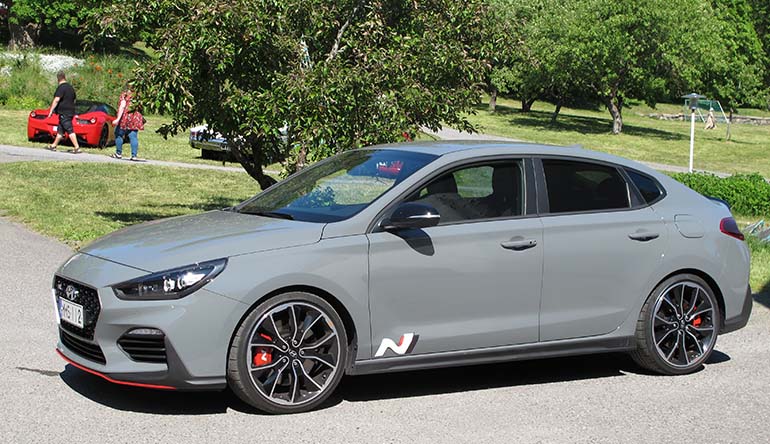 Shadow Grey -ulkoväri tekee Hyundai i30 N:stä yhtä aikaa sekä hauskan että karun näköisen. 19-tuumaiset vanteet kuuluvat Performance Pack -varustukseen. 