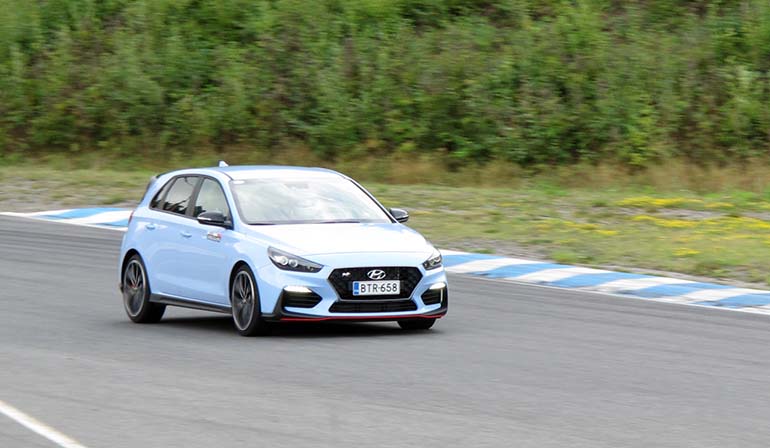 Performance Pack –varustettu Hyundai i30 N on elementissään Ahveniston moottoriradalla.