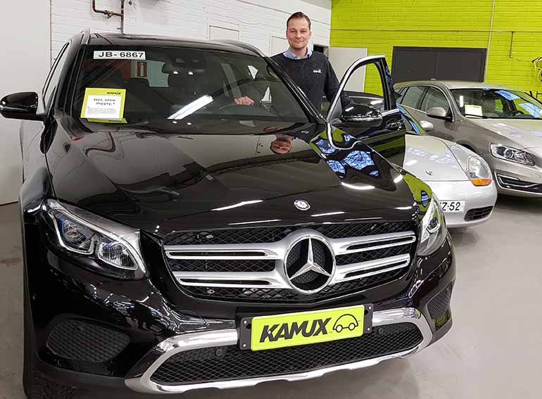 Hybridit ovat tyypillisiä autoliikkeiden Ruotsista käytettyinä tuomia autoja. Kamuxin ostojohtajan Tero Törmäsen esimerkkiauto on naapurimaasta tuotu Mercedes-Benz GLC 350e 4Matic A Premium vuosimallia 2017.