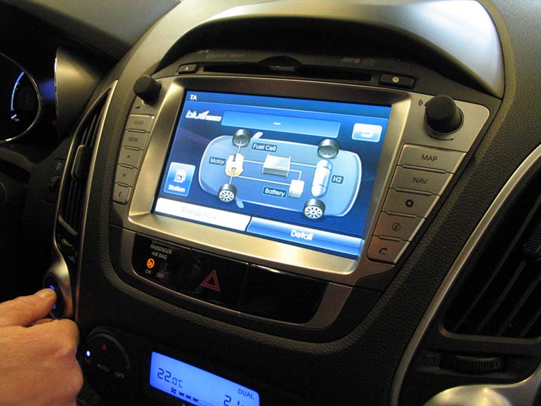 Hyundai ix35 Fuel Cellin näyttö kertoo, kuinka polttokenno kehittää taka-akselin välissä olevassa säiliössä olevaa vetyä käyttämällä akkuun virtaa, jolla sähkömoottori kuljettaa autoa.