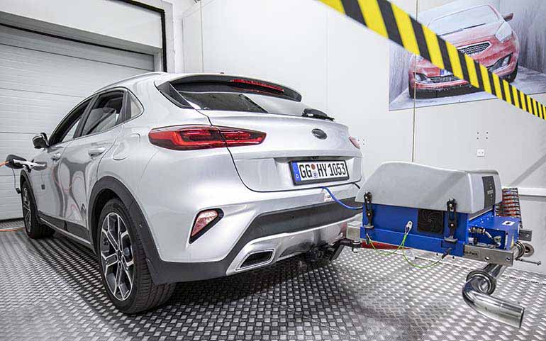Päästömittaukset kuuluvat Hyundai Motor Groupin Euroopan teknisen keskuksen testaustoimintaan. Hybridiversiot ovat vahvasti kuvassa mukana.