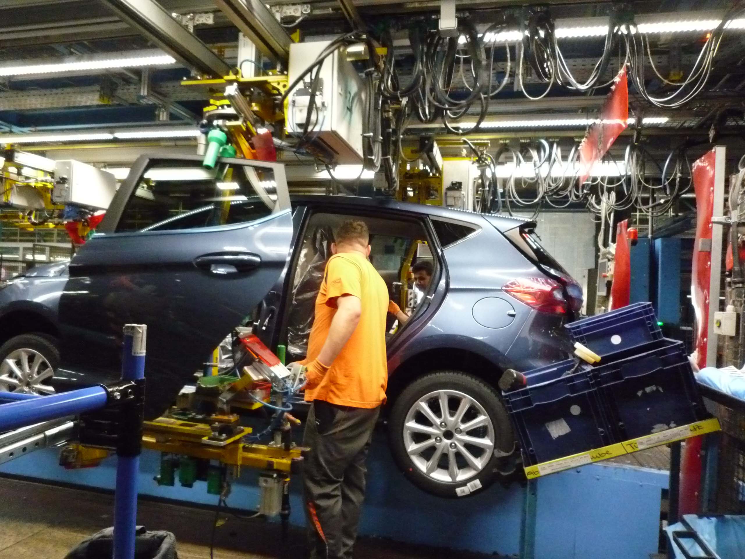 Ford Fiesta valmistuu tuotantolinjalla ihmisten ja robottien yhteistyönä.
