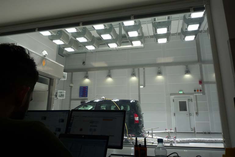 Testitilaan voidaan luoda hetkessä paahteinen auringonpaiste 4000 watin tehoisen valaistuksen avulla.