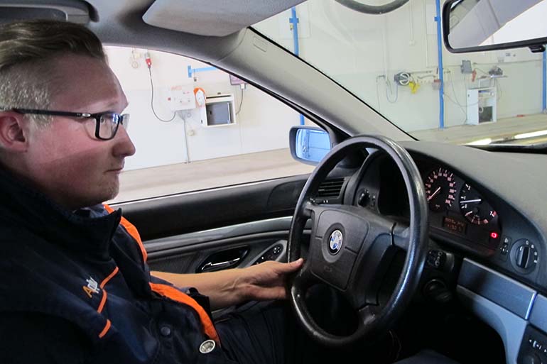 K1 Katsastajien tiimipäällikkö Harri Heinonen tarkkailee katsastusaseman mittareista BMW:n jarrujen ja iskunvaimentimien saamia arvoja. 