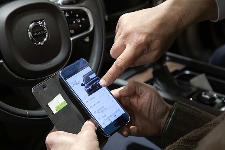 Asiakkaan älypuhelimen ohjelmointi on nykyään yksi osa uuden auton luovutustoimintoja. Monia Volvon toimintoja voi puhelimella käyttää etänä.