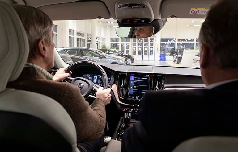 Luovutustapahtuman päätteeksi uuden auton ostaja Sture Lindqvist lähtee koeajolle automyyjä Jari Lindfors kyydissään.