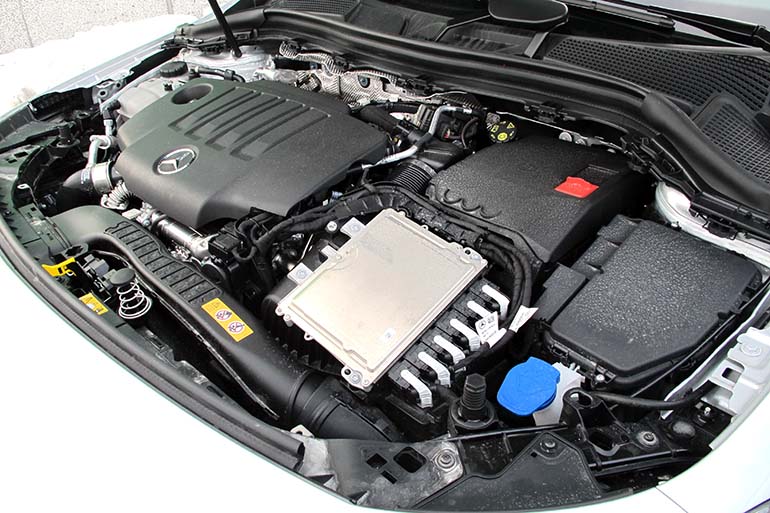 E-sarjan Mercedeksessä pitkittäin oleva OM 654 dieselmoottori on nyt poikittain B-sarjalaisen konepellin alla. 