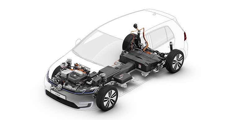 Volkswagen täyssähköisen e-Golfin akuston uusiminen maksaa 28 000 euroa. Vuonna 2017 e-Golfin akuston koko kasvoi 50 prosentilla 35,8 kilowattituntiin.