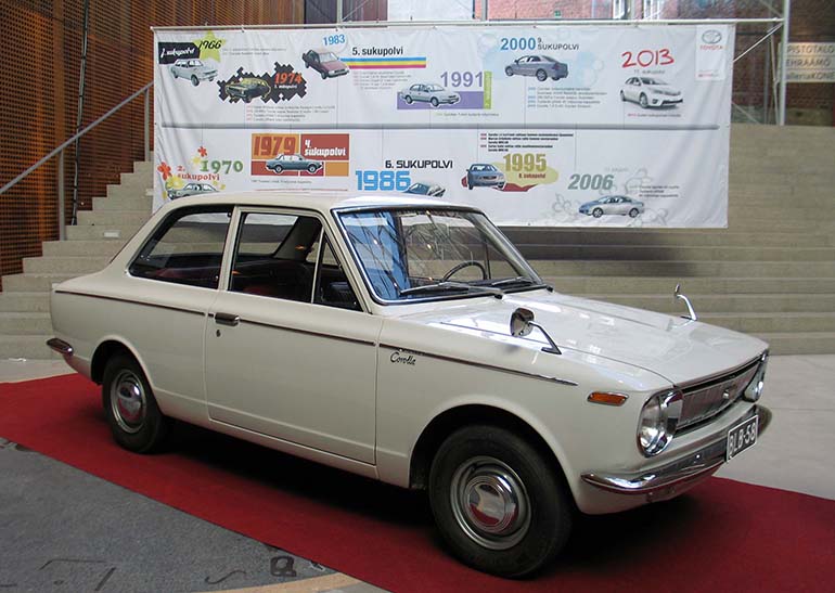Tästä vuonna 1966 esitellystä mallista Corollan taru alkoi ja Suomeen ensimmäiset Corollat saapuivat 1967. Uusi malli edustaa kahdettatoista sukupolvea.