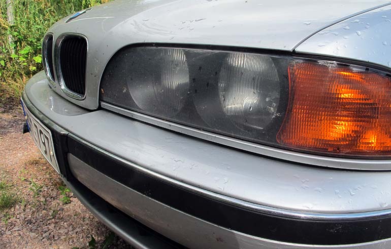 Ennen umpioiden käsittelyä BMW:n keulan ilme kärsi sumeista silmistä.