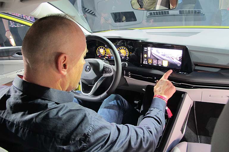 Eri maista Wolfsburgiin tulleet toimittajat kokeilivat uuden Golfin Innovation Cockpit –ohjaamon digitaalisen kojelaudan toimintoja. 