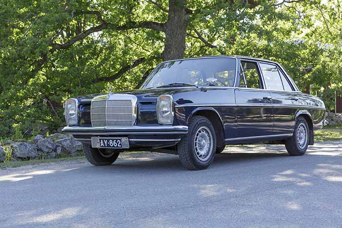 Tummansininen puoli vuosisataa vanha W115-korityypin Mercedes-Benz on katseita kääntävän komea auto. Kuva: Patrik Lindström