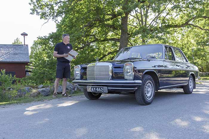 Tummansininen puoli vuosisataa vanha W115-korityypin Mercedes-Benz kerää katseita. Autojen alkuperäisyyden arvostus on Classic Datan tarkastajan Antero Juutilaisen mukaan Suomessa nousussa. Kuva: Patrik Lindström