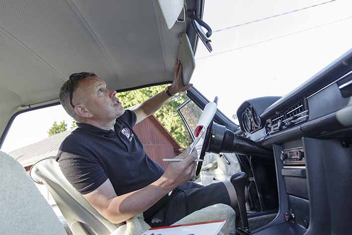 50-vuotiaan Mercedeksen sisäkattokin on moitteeton, siinä ei ole merkkejä vuodoista tai liimauksen irtoamisesta. Kuva: Patrik Lindström
