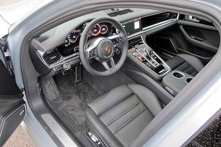Porsche Panamera 4 E-Hybrid osoitti, kuinka mainiosti ladattava hybridi sopeutuu eri ajotilanteisiin ja kuinka urheiluautomaisen suorituskyvyn omaavalla ajokilla voi ajella kaupungissa mukavasti ja päästöttömästi sähköllä.
