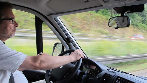 Alle 3,5 tonnin kokonaispainoisella matkailuautolla saa moottoritiellä 120 km/t, kun paketti-, ruumis-, huolto- ja matkailuajoneuvojen ajoneuvokohtainen nopeusrajoitus poistuu uuden lain myötä. 