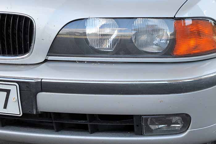 Umpioiden naarmuuntuminen ja sameneminen voi vähentää jopa kolmanneksen valotehosta. Kirkastamisella valoteho saadaan palautettua ja auton ilmekin muuttuu paljon raikkaammaksi kuten kuvan BMW:ssä.