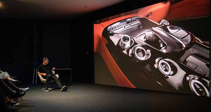 Daimler AG:n muotoilujohtaja Gorden Wagener esitteli Mercedes-Benzin muotoilustudiossa keskikonsolien designia osana tuotemerkin Sensual Purity -ajattelua. 