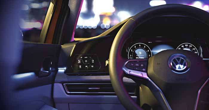 Volkswagen Golfin ohjaamo digitalisoitui täysin kertaheitolla – jopa perinteinen valokytkin ja vaihtunut kosketusnappeihin.