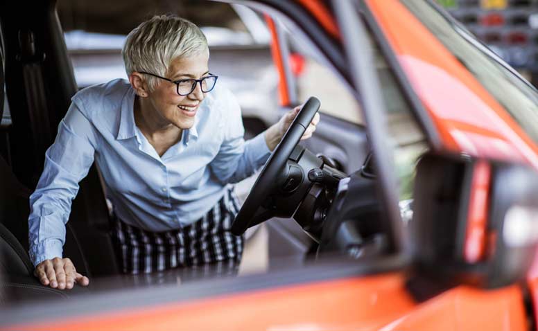 Asiakas tutkii autoa autokaupassa