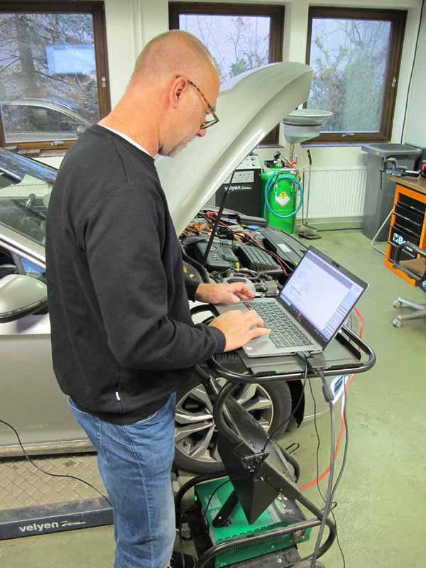Atoy Automotiven tekninen asiantuntija Michael Weikkola selvittää testerillä Passat GTE:n korkeajänniteakun tilaa. Sen hallinnan ohjainlaite on akun sisällä. Ohjelma tarkistaa myös muun muassa akkukotelon tiiviyden. Kuva: Patrik Lindström