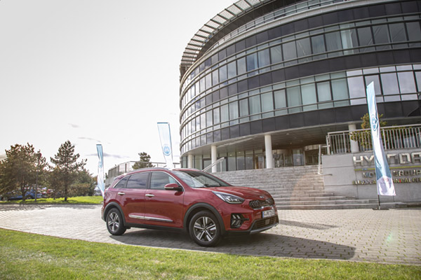 Aasialaiset valmistajat ovat etabloituneet Eurooppaan, josta amerikkalaisten ote on kirvonnut. Eteläkorealaisen Hyundai Motor Groupin Euroopan tekninen keskus sijaitsee aiemmin amerikkalaisessa omistuksessa olleen Opelin saksalaisessa kotikaupungissa Rüsselsheimissa.